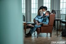 Девушка с татуировкой члена на губах