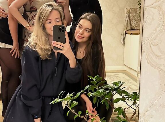 С подружками) кто красивее?)