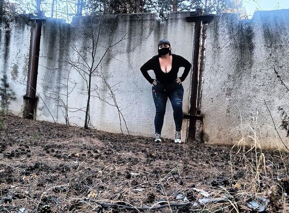 Большая попа на фоне забора