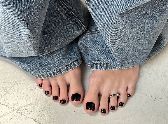 «Есть желающие поласкать мои ножки?»